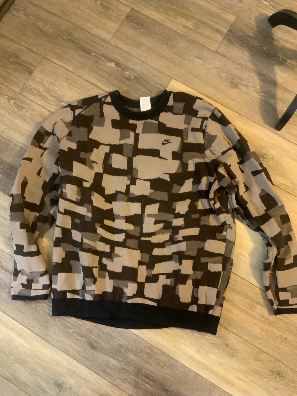 Nike Men’s Brown and Tan Geometric Crewneck Sweater